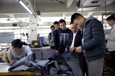 美邦服飾周成建陪同團隊深入廣東服裝企業調研:正面困境,不離不棄!